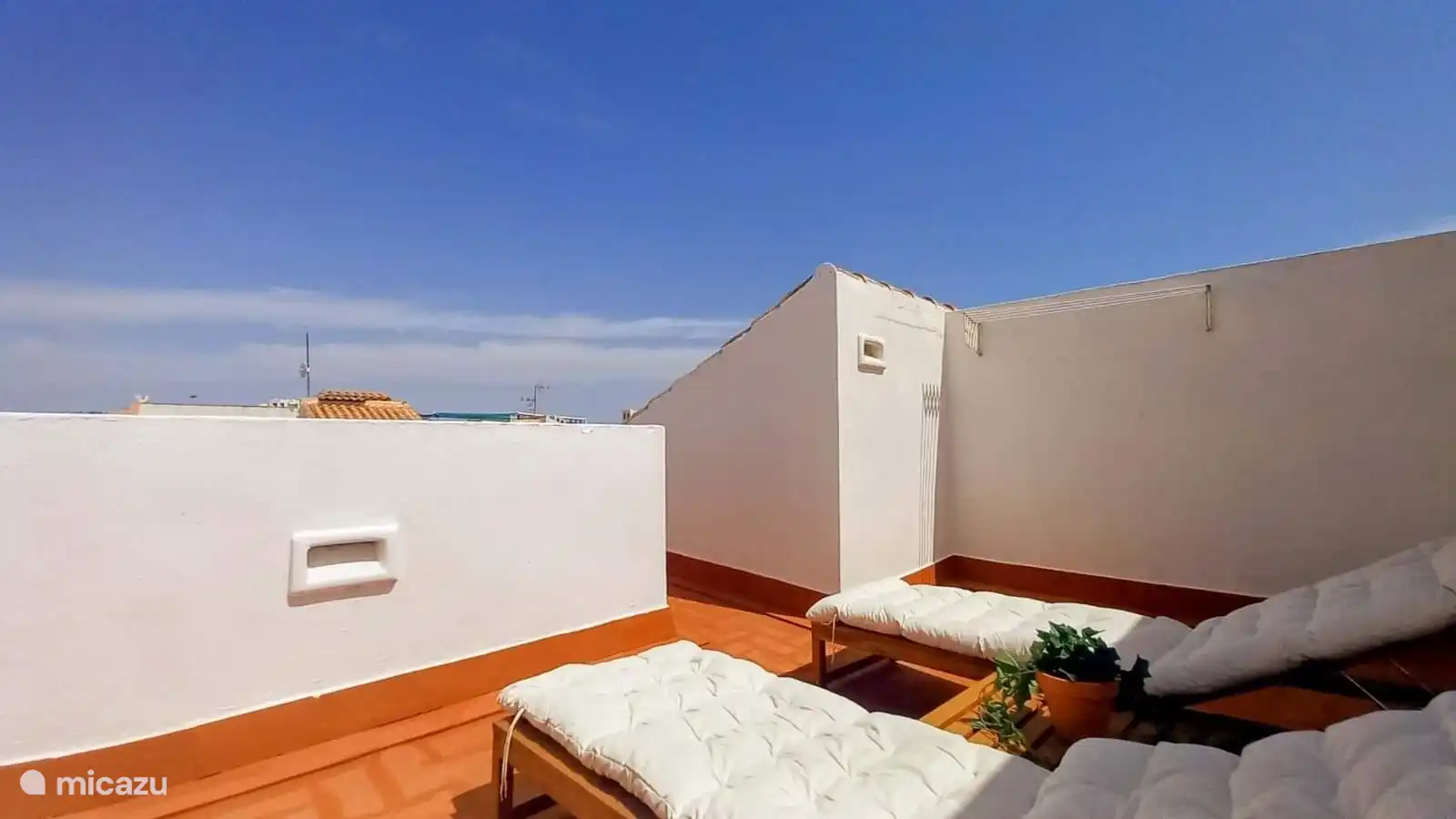 Eine zweite, überdachte Terrasse von ca. 8m2 und mit 2 Sonnenliegen ausgestattet. 