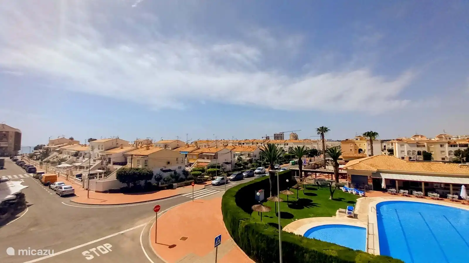 Das Meer auf 220m1 und ein kommerzielles Schwimmbad mit Restaurant auf der anderen Straßenseite. 