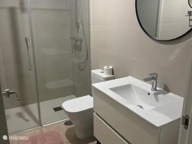 Casa Puente huren in Spanje, Costa Blanca, Dénia - appartement Badkamer 2 voorzien van toilet, douchcabine en wastafel.