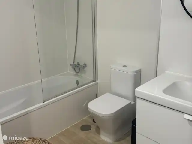 Casa Puente huren in Spanje, Costa Blanca, Dénia - appartement Badkamer 1 voorzien van toilet, wastafel en bad met douche.