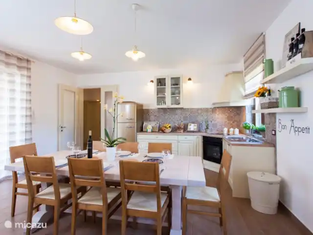 Villa Basici huren in Kroatië, Istrië, Jakovici  - villa eettafel + keuken