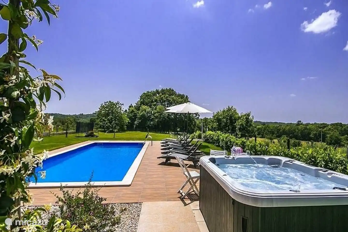 swimming pool + jacuzzi