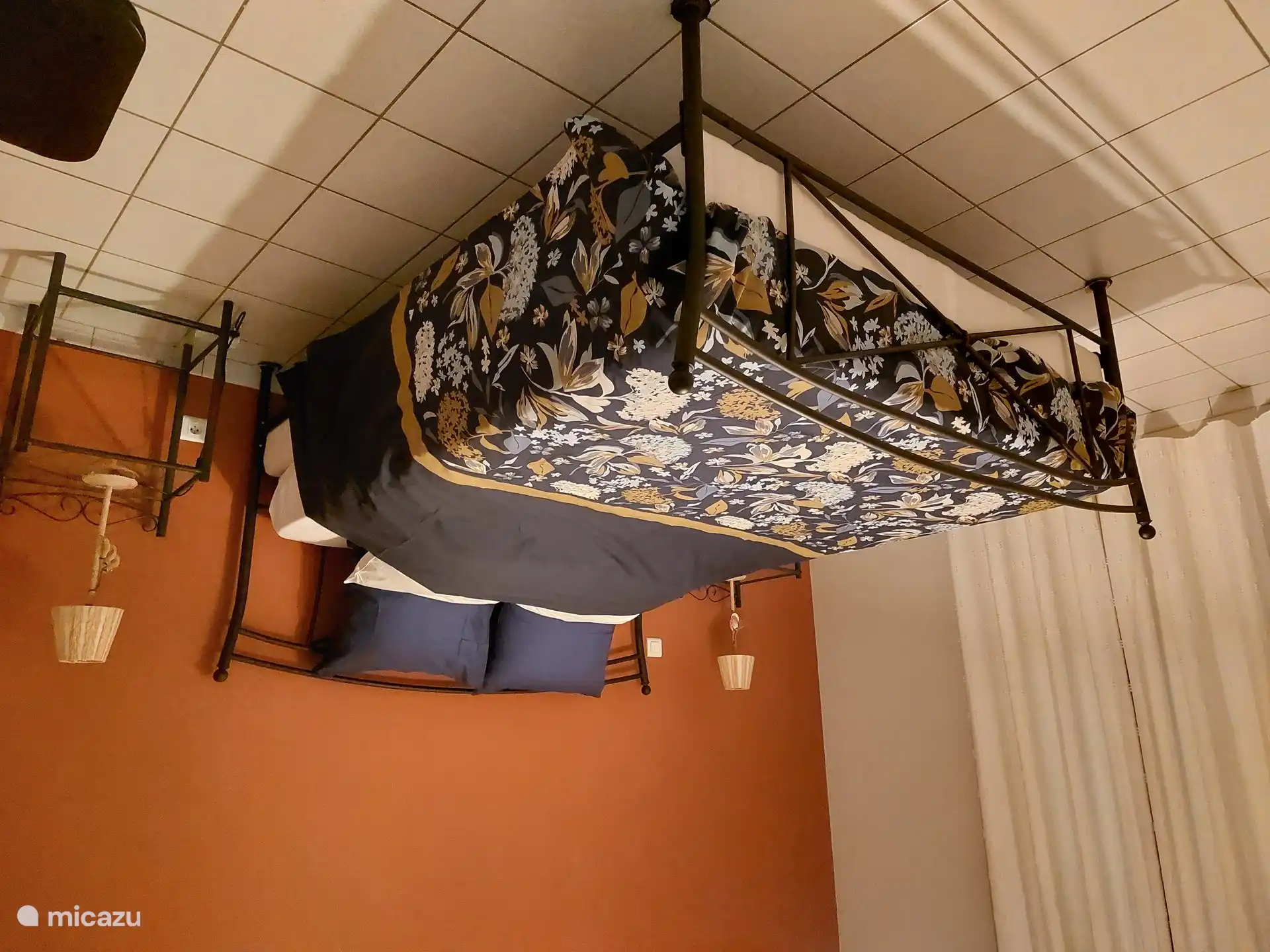 Schlafzimmer mit Gartenblick. Doppelbett (160/200cm). Kissen und Bettdecken werden gestellt. Einbauschrank mit Garderobe vorhanden sowie Klimaanlage. Bringen Sie Ihre eigene Bettwäsche mit!