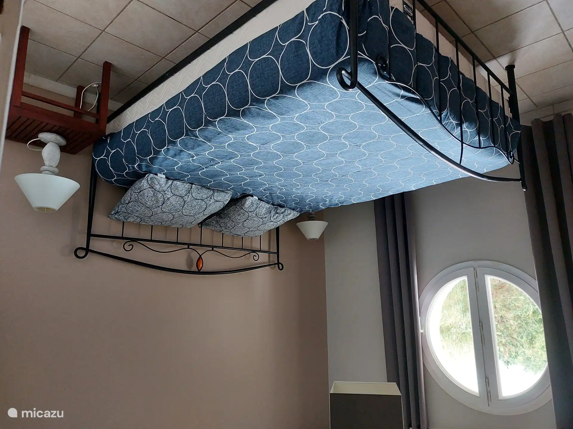 Mittleres Schlafzimmer mit Doppelbett (160/
200cm). Kissen und Bettdecken werden gestellt. Klimaanlage ebenfalls verfügbar. Bringen Sie Ihre eigene Bettwäsche mit