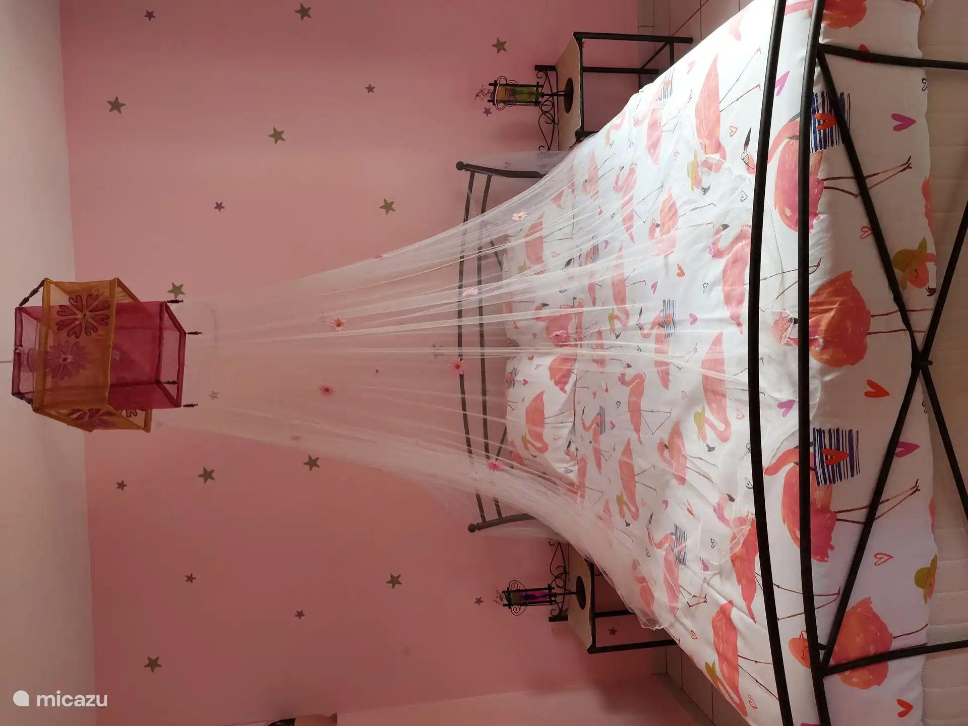 Kinderschlafzimmer mit Doppelbett (160cm/200cm) und schützendem Netz (Anti-Mücke). Kissen und Bettdecken werden gestellt. Einbauschrank mit Garderobe vorhanden, sowie Klimaanlage. Bringen Sie Ihre eigene Bettwäsche mit