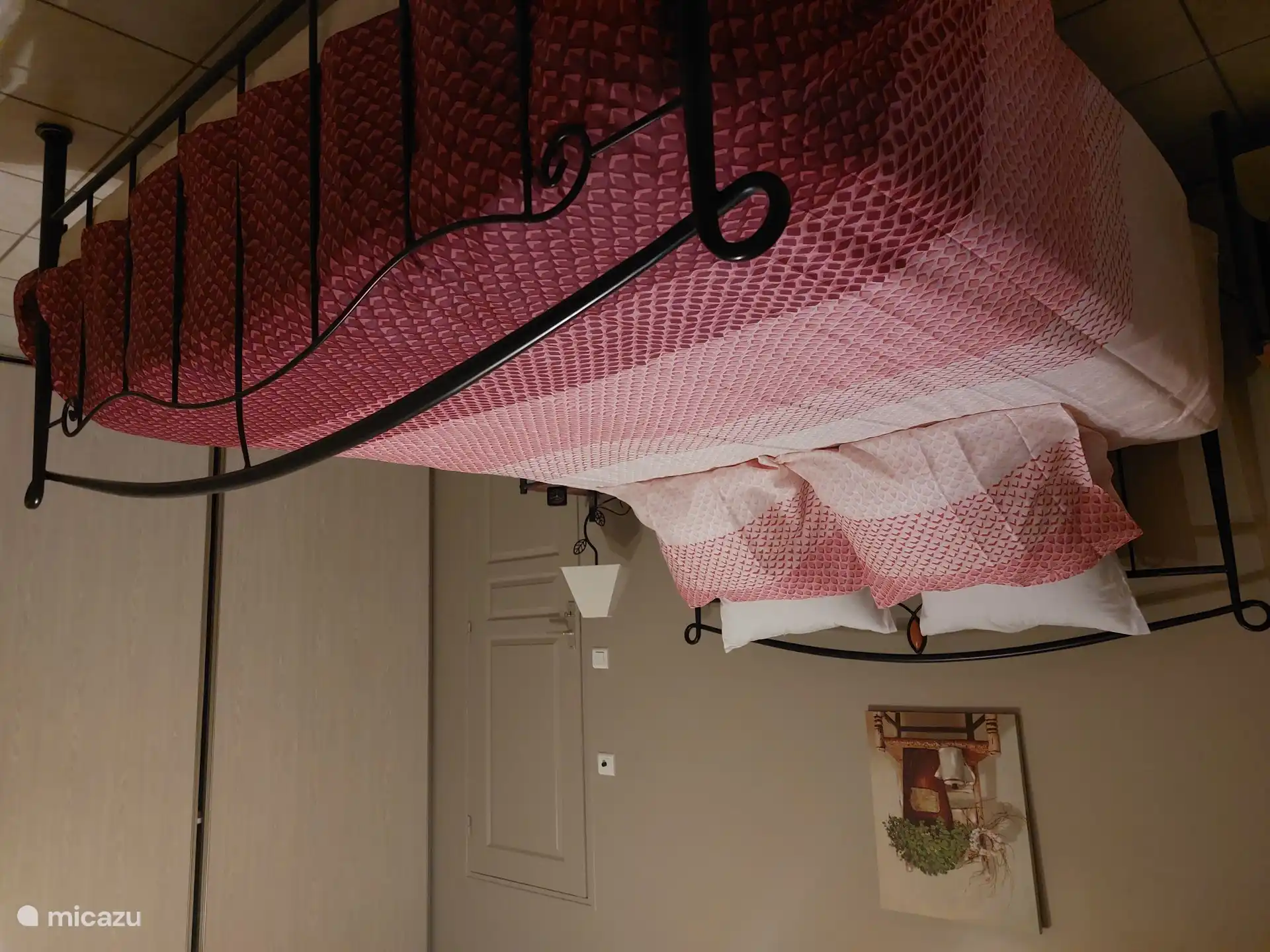 Hauptschlafzimmer mit Blick auf den Garten. Doppelbett (160/200cm). Kissen und Bettdecken werden gestellt. Großer Einbauschrank mit Garderobe vorhanden; sowie Klimaanlage. Bringen Sie Ihre eigene Bettwäsche mit!