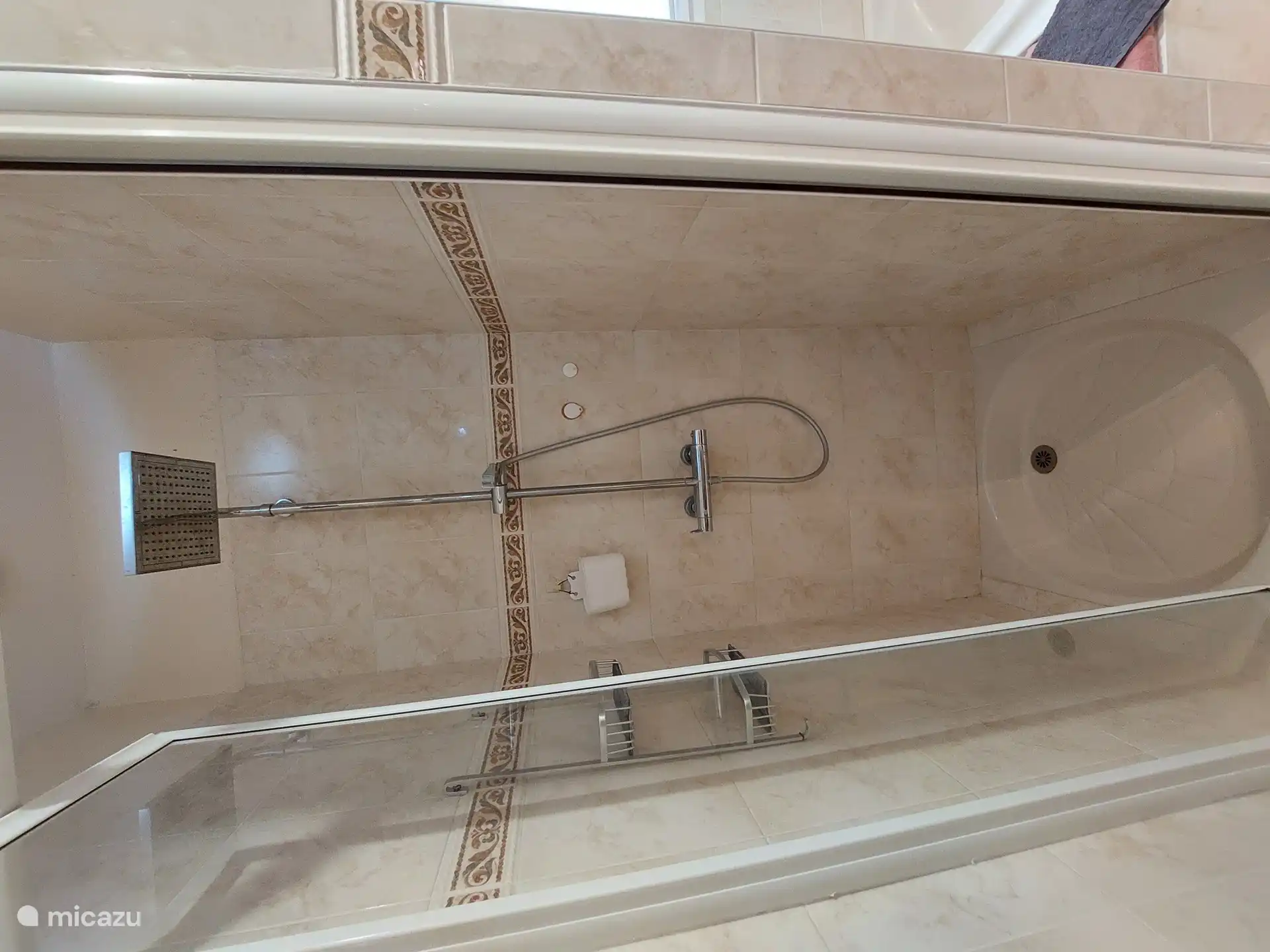 Dusche auch im Badezimmer vorhanden.