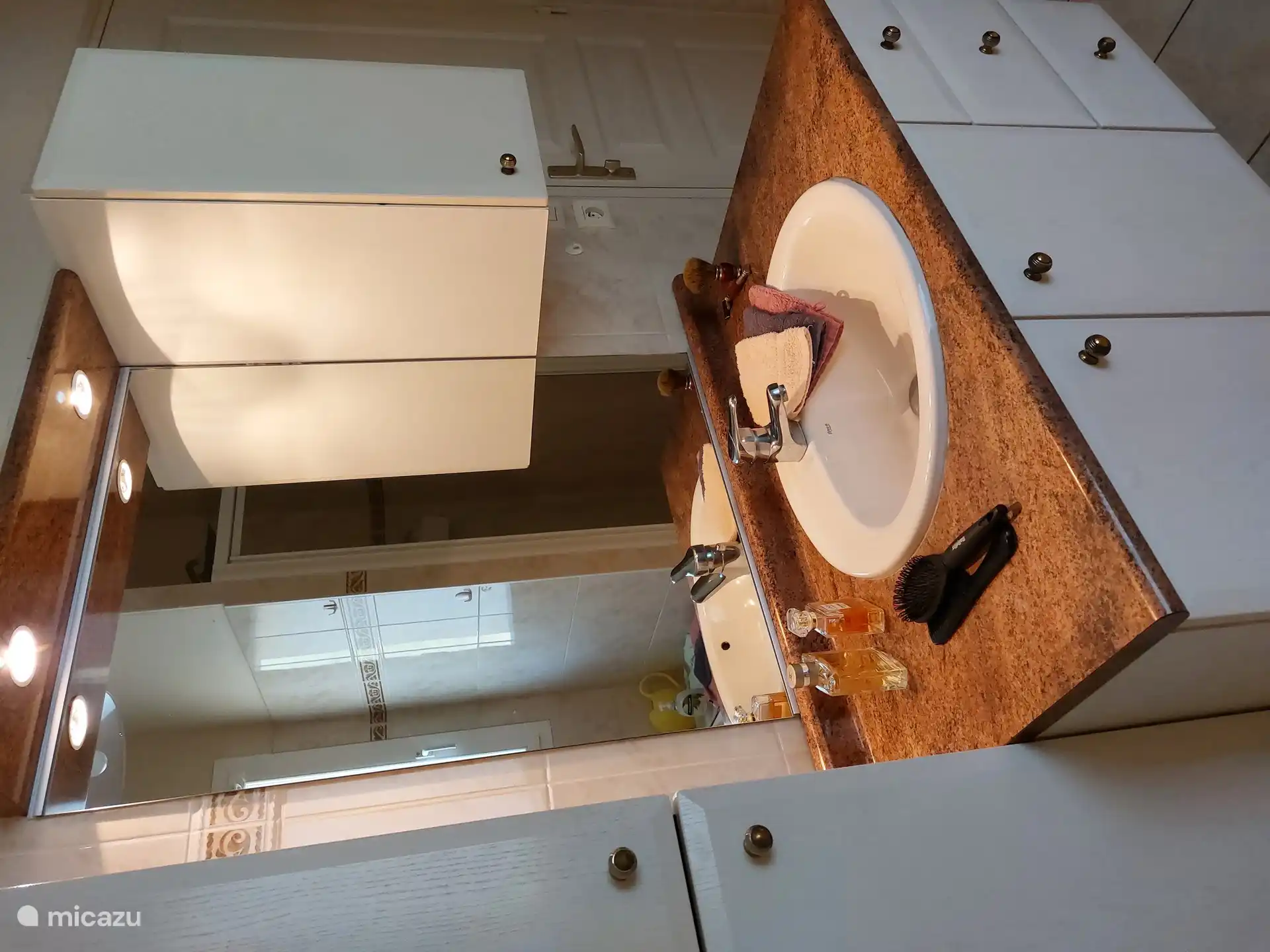 Badezimmer mit Waschbecken und Schrank für Handtücher.
Achtung: bringen Sie Ihre eigenen Handtücher mit!