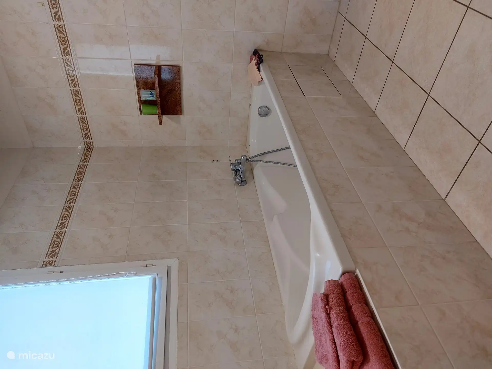 Das Badezimmer verfügt über eine Badewanne.