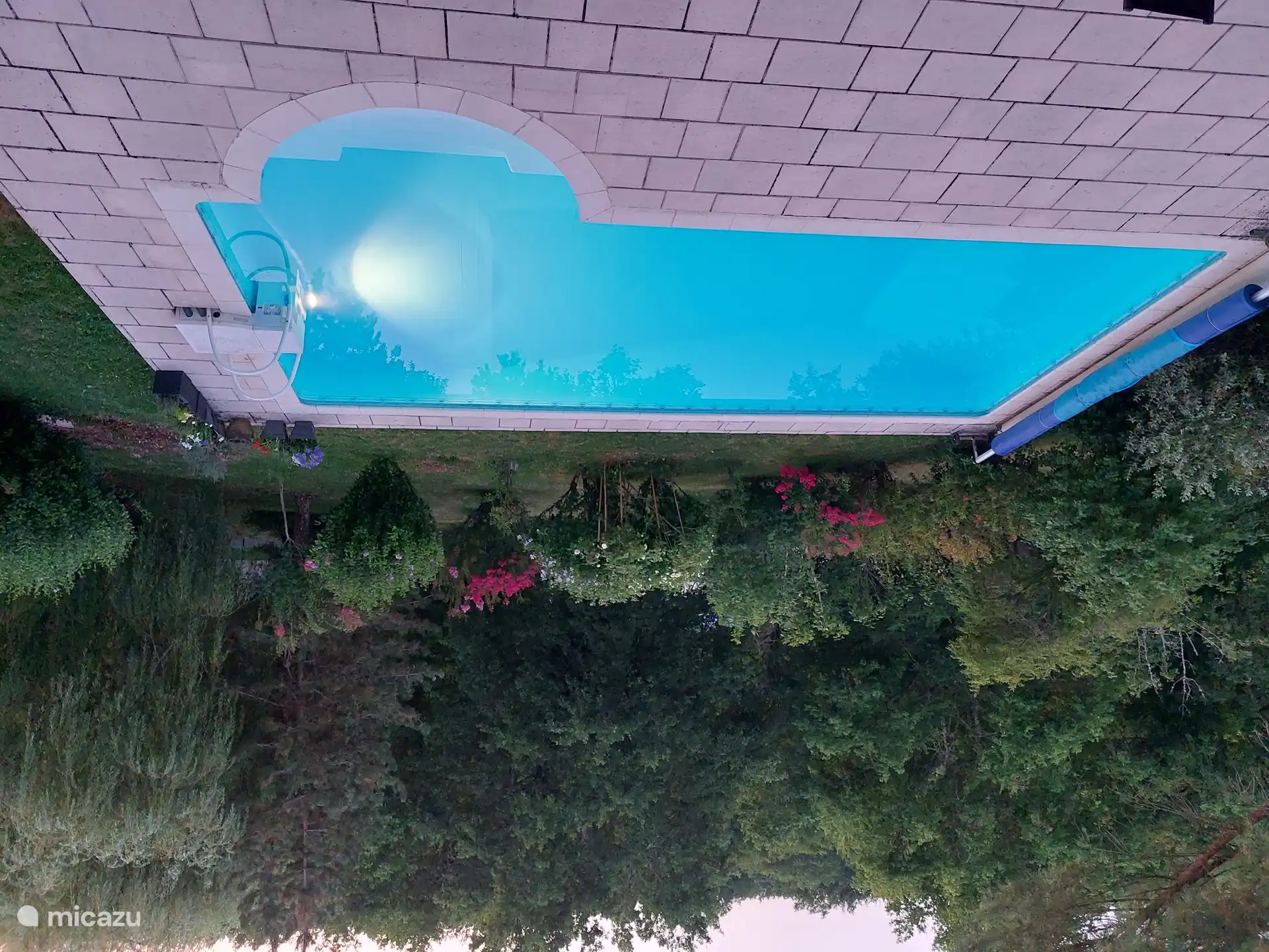 Blick auf den Pool und den Garten von den Schlafzimmern aus.