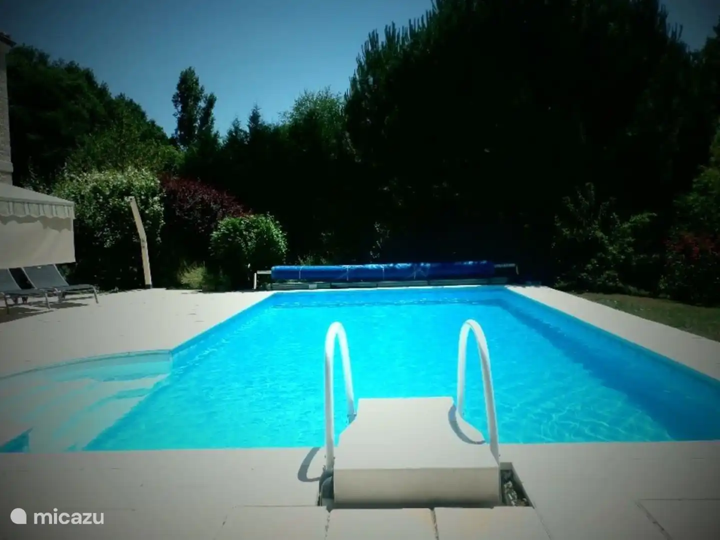 Schwimmbad mit Schutzplane.                                           
