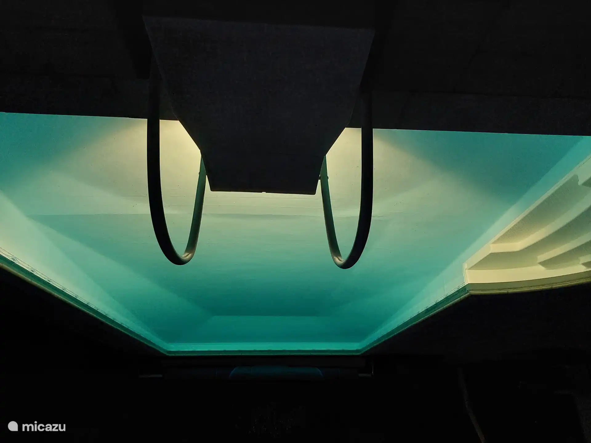 Der Pool kann im Dunkeln beleuchtet werden