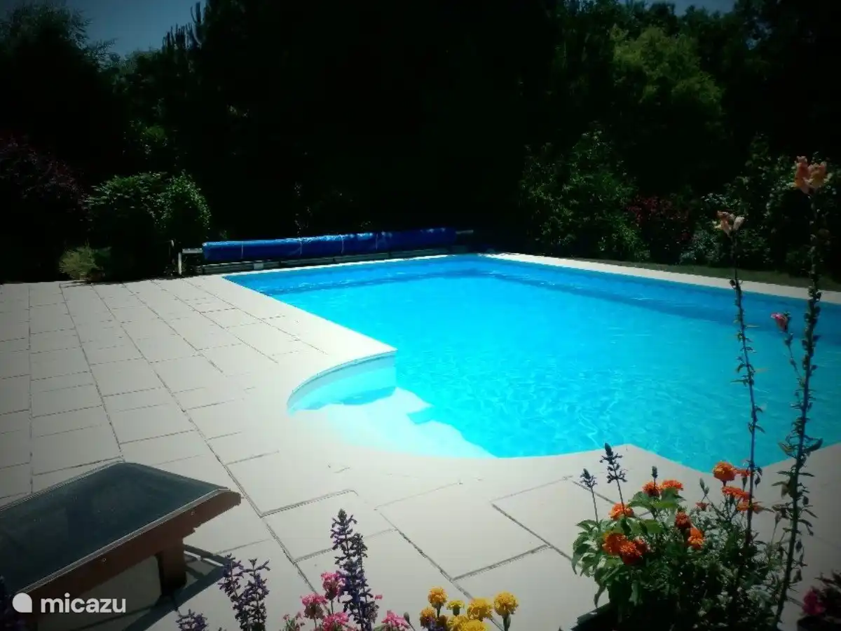 Schwimmbad mit eingebauter Treppe. Wärmepumpe verfügbar. Sonnenliegen zur Verfügung gestellt