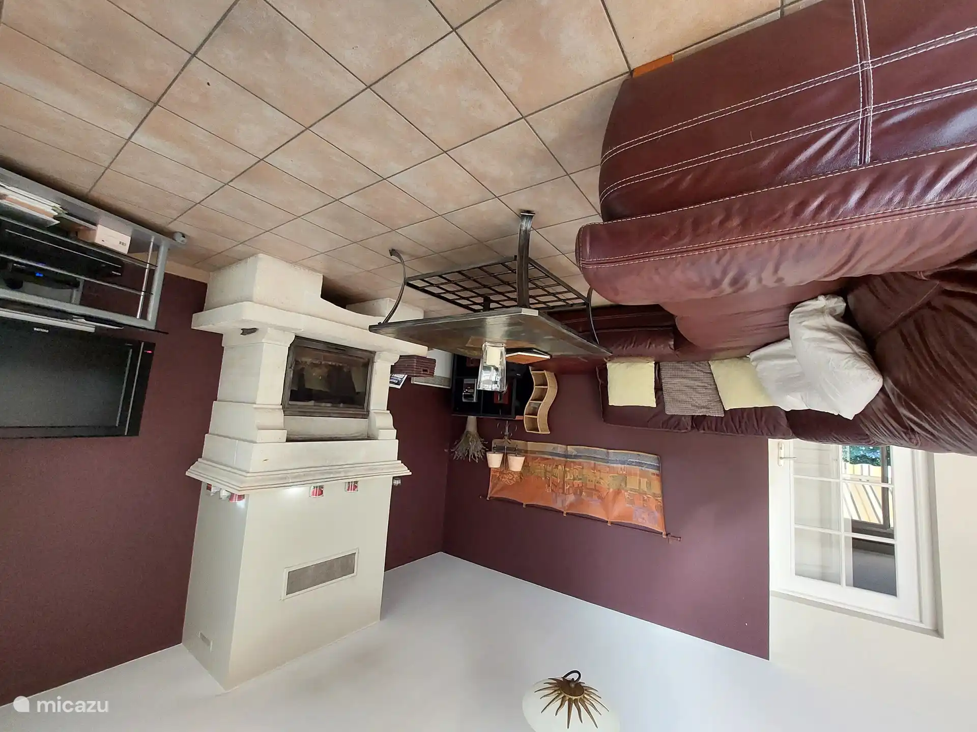 Wohnzimmer im Erdgeschoss mit Sitzecke und Sat-TV (TV Vlaanderen). Holzofen zur Verfügung gestellt.