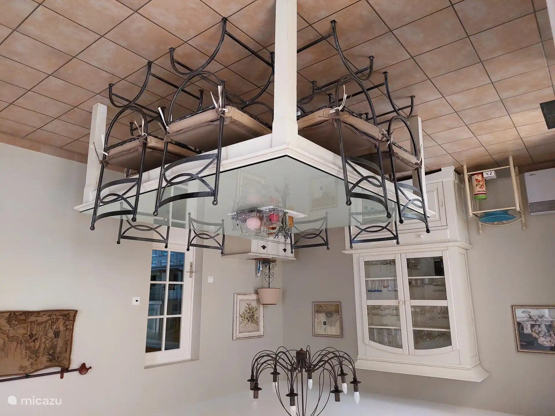 Auf der anderen Seite des Wohnraums befindet sich ein großer Esstisch mit 8 Stühlen. Der Wohnraum ist für eine Klimaanlage vorgesehen.