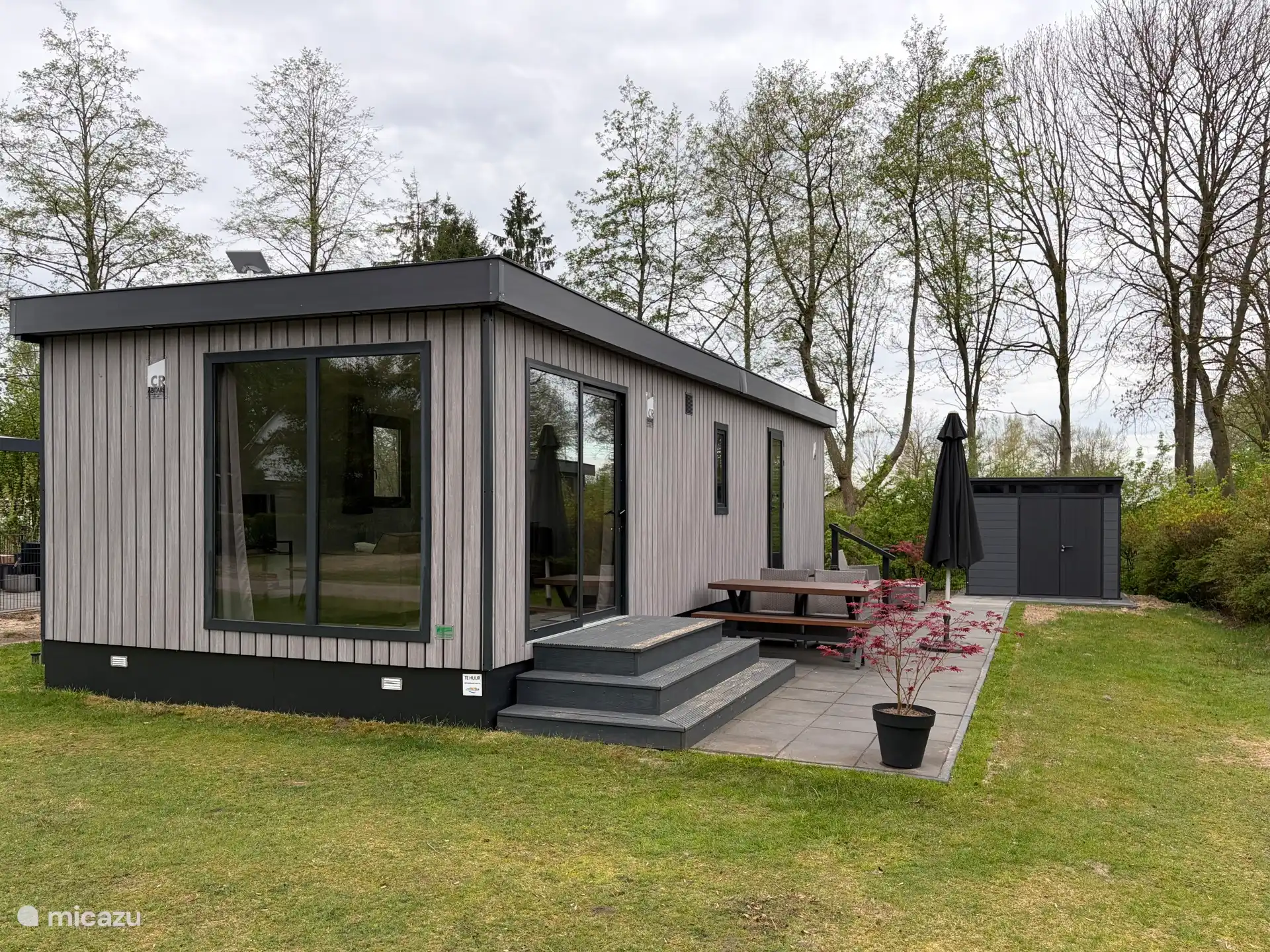 Now new next to the chalet is a garden house to store your bicycles, fishing rods, inflatable attributes etc dry and safe. In the garden house you will also find a weber charcoal barbecue including accessories