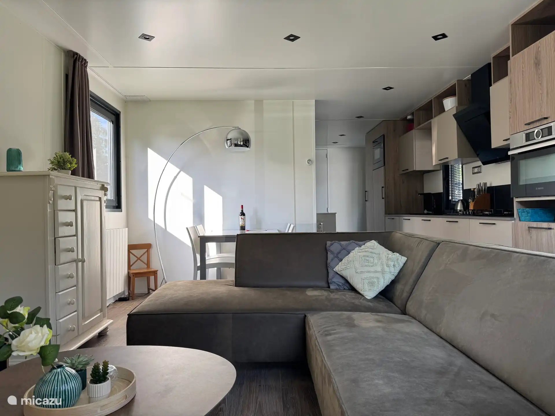 Le salon dispose d’un canapé d’angle spacieux et d’une table de salle à manger avec quatre chaises. De plus, une chaise bébé est également disponible.