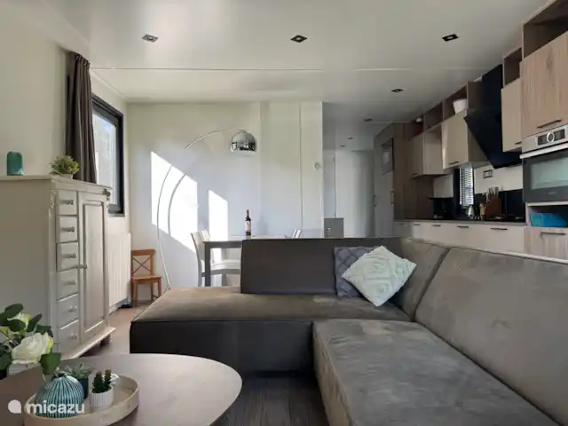 De Uitkijk - Rammelbeek  huren in Nederland, Overijssel, Lattrop - chalet De woonkamer is voorzien van ruime hoekbank en eetkamertafel met vier stoelen. Daarnaast is er ook een babystoel aanwezig.
