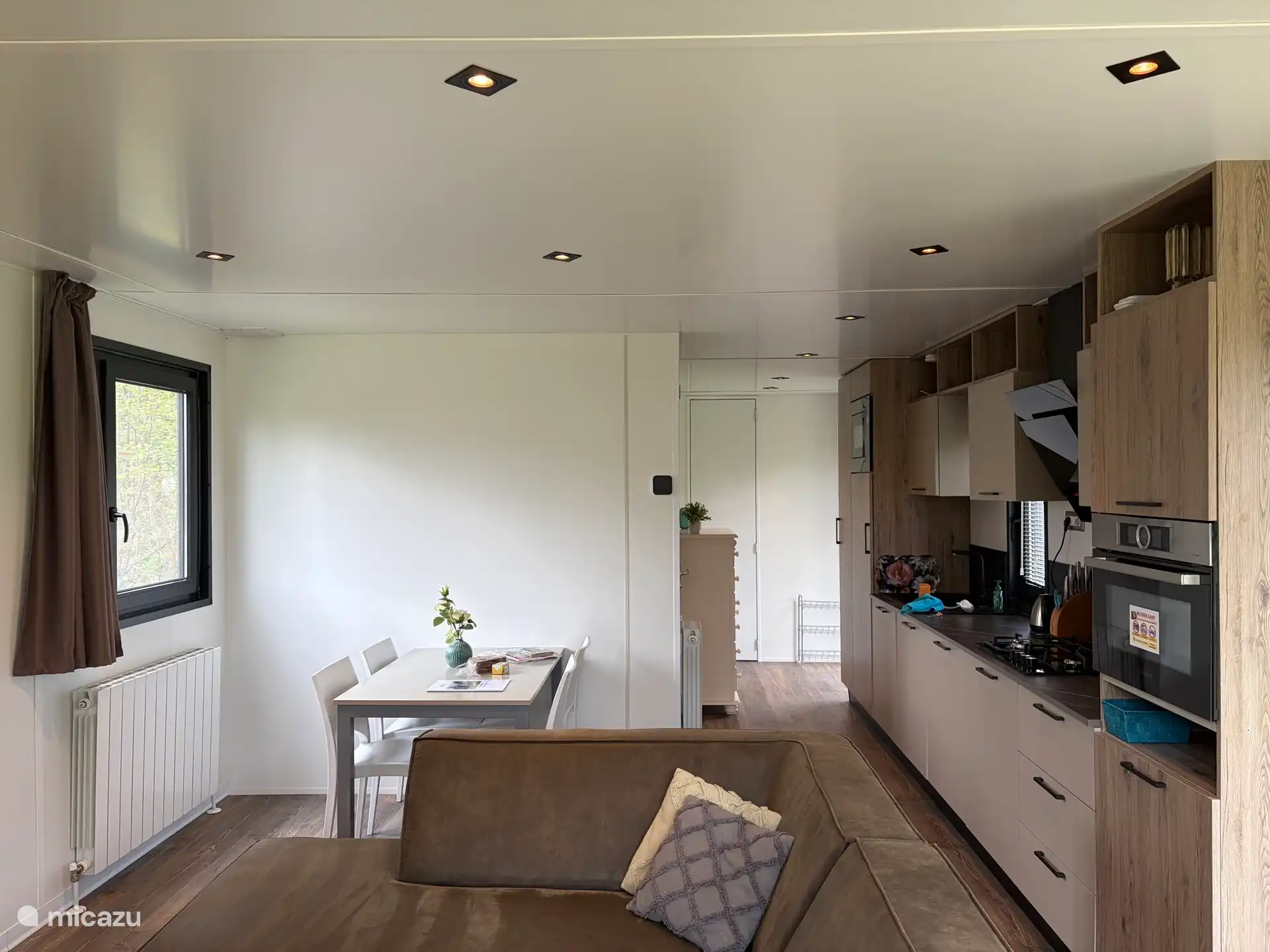 Spacious bright living room with dining room, large corner sofa, relaxed armchair and smart TV with your favorite channels or to log in to your own favorite streaming service. Air conditioning and central heating available!