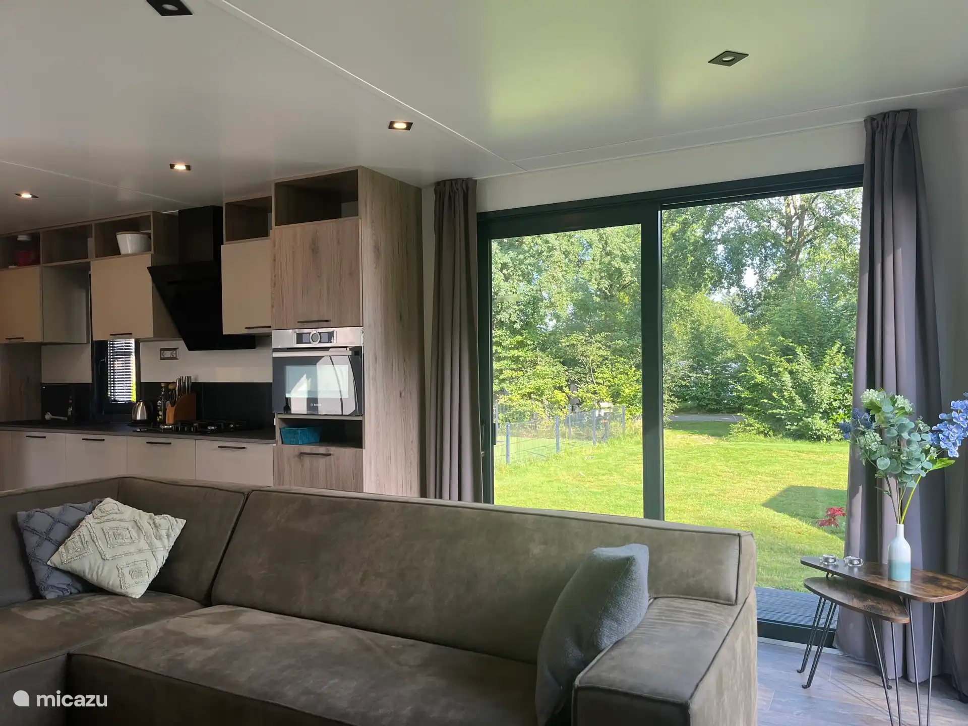 À côté de la cuisine, une porte coulissante avec accès direct au patio et au jardin 