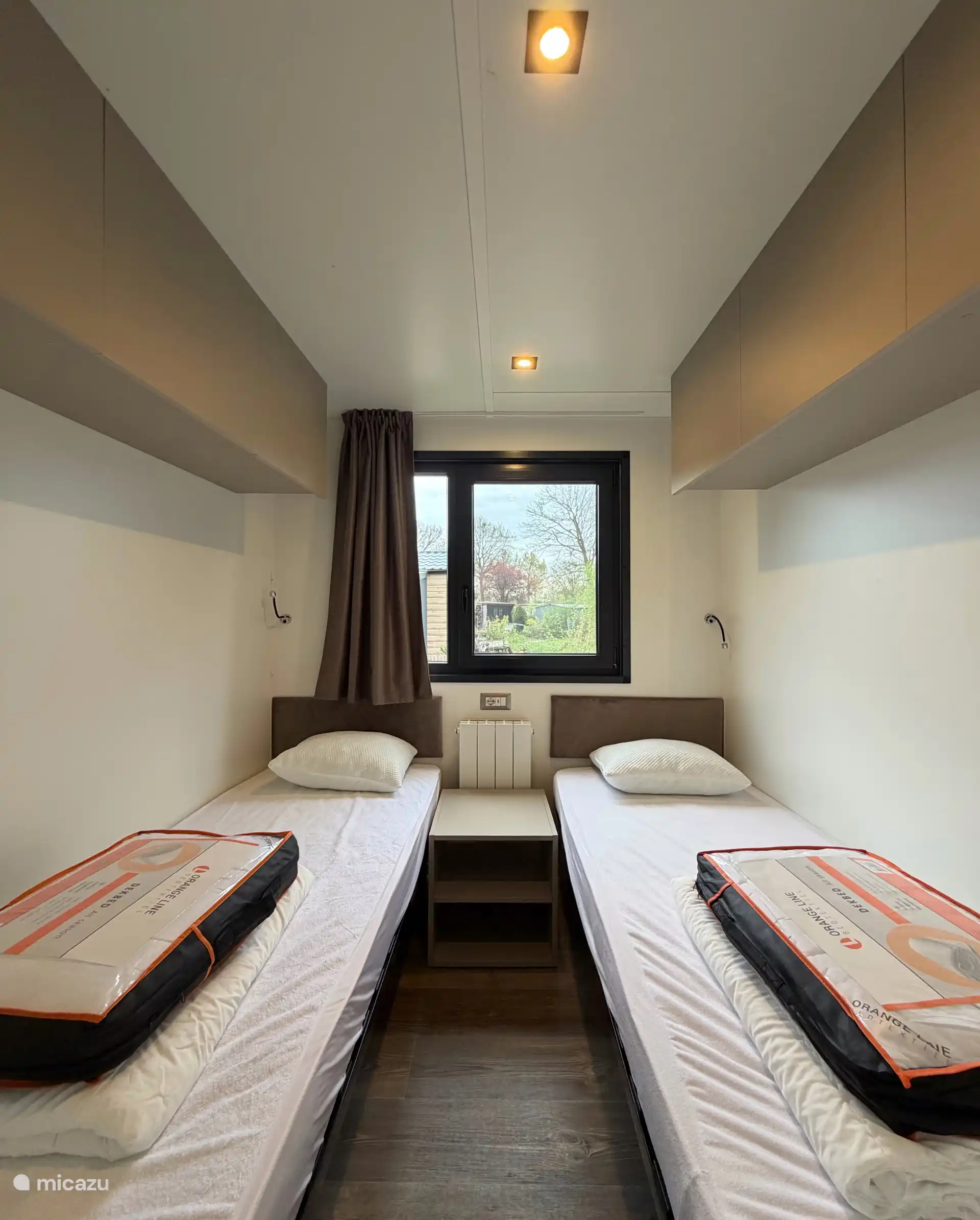 Double room with radiator, reading lights and plenty of closet space.
The room has two single beds. We can replace a bed for a camping cot