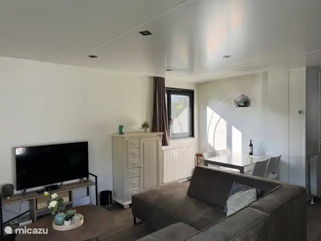 De Uitkijk - Rammelbeek  huren in Nederland, Overijssel, Lattrop - chalet Ruime lichte woonkamer met eetkamer, grote hoekbank, relaxte fauteuil en smart TV met je favoriete zenders of om in te loggen bij je eigen favoriete streamingdienst. Airco en CV aanwezig!