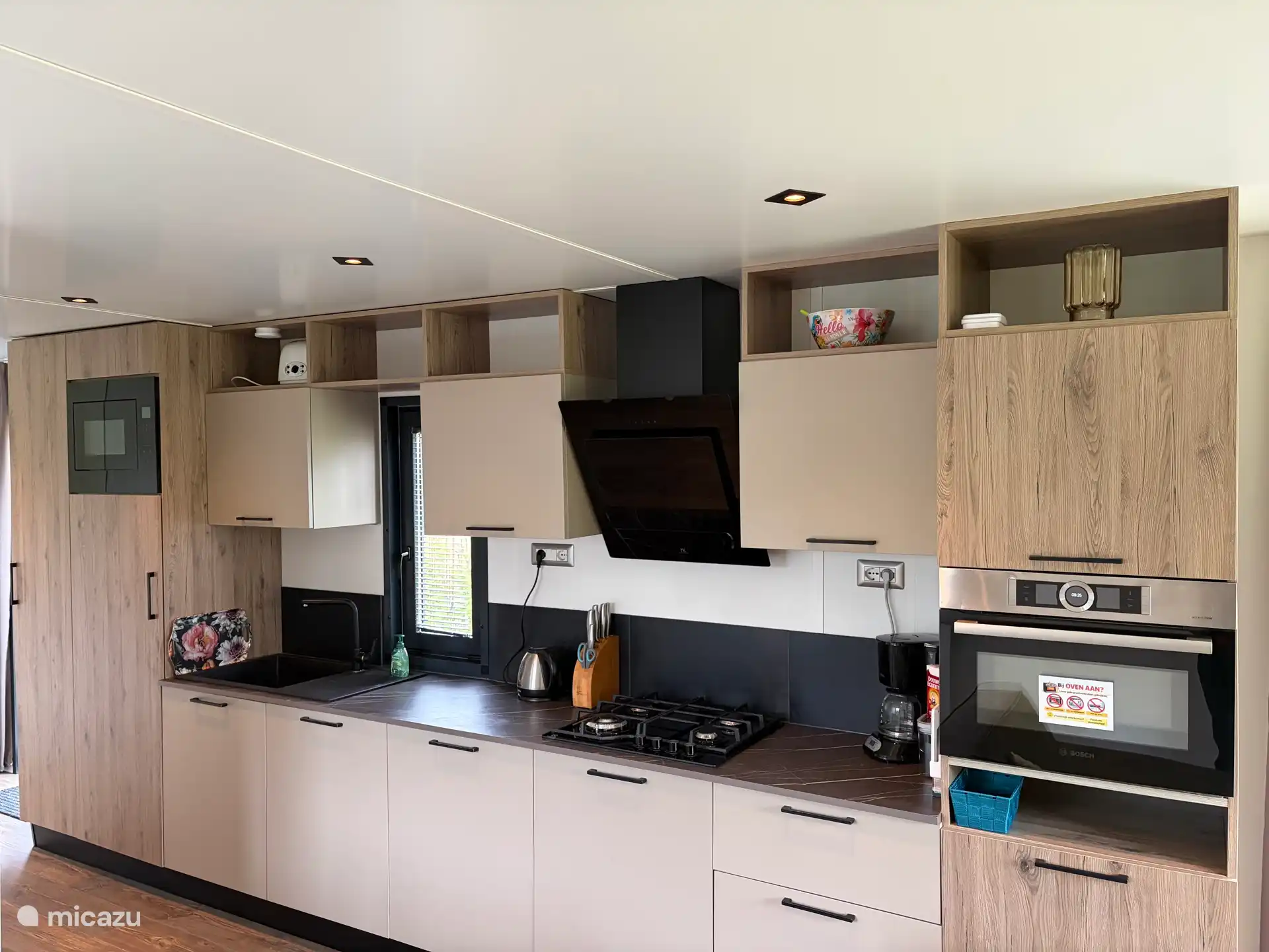 Luxury kitchen with Bosch convection combi oven, dishwasher, second microwave and four-burner stove and despite a wide selection of crockery and cooking utensils, a lot of storage space