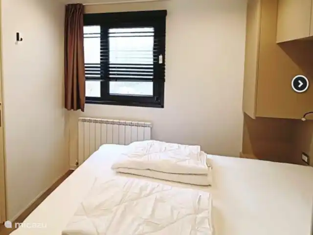 De Uitkijk - Rammelbeek  huren in Nederland, Overijssel, Lattrop - chalet Ruim tweepersoonsbed in de master bedroom! CV aanwezig en ramen slaapkamer voorzien van horren