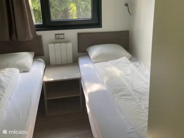 De Uitkijk - Rammelbeek  huren in Nederland, Overijssel, Lattrop - chalet Twee persoons kamer met radiator, leeslampjes en veel kastruimte ruimte.
De kamer heeft twee eenpersoonsbedden. We kunnen de bedden vervangen voor een peuterbed met matras en een campingbedje