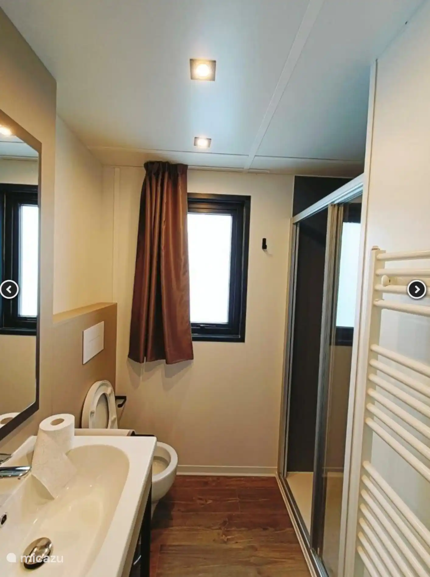 Salle de bain luxueuse avec lavabo, toilettes, douche et agréablement chauffée avec chauffage central