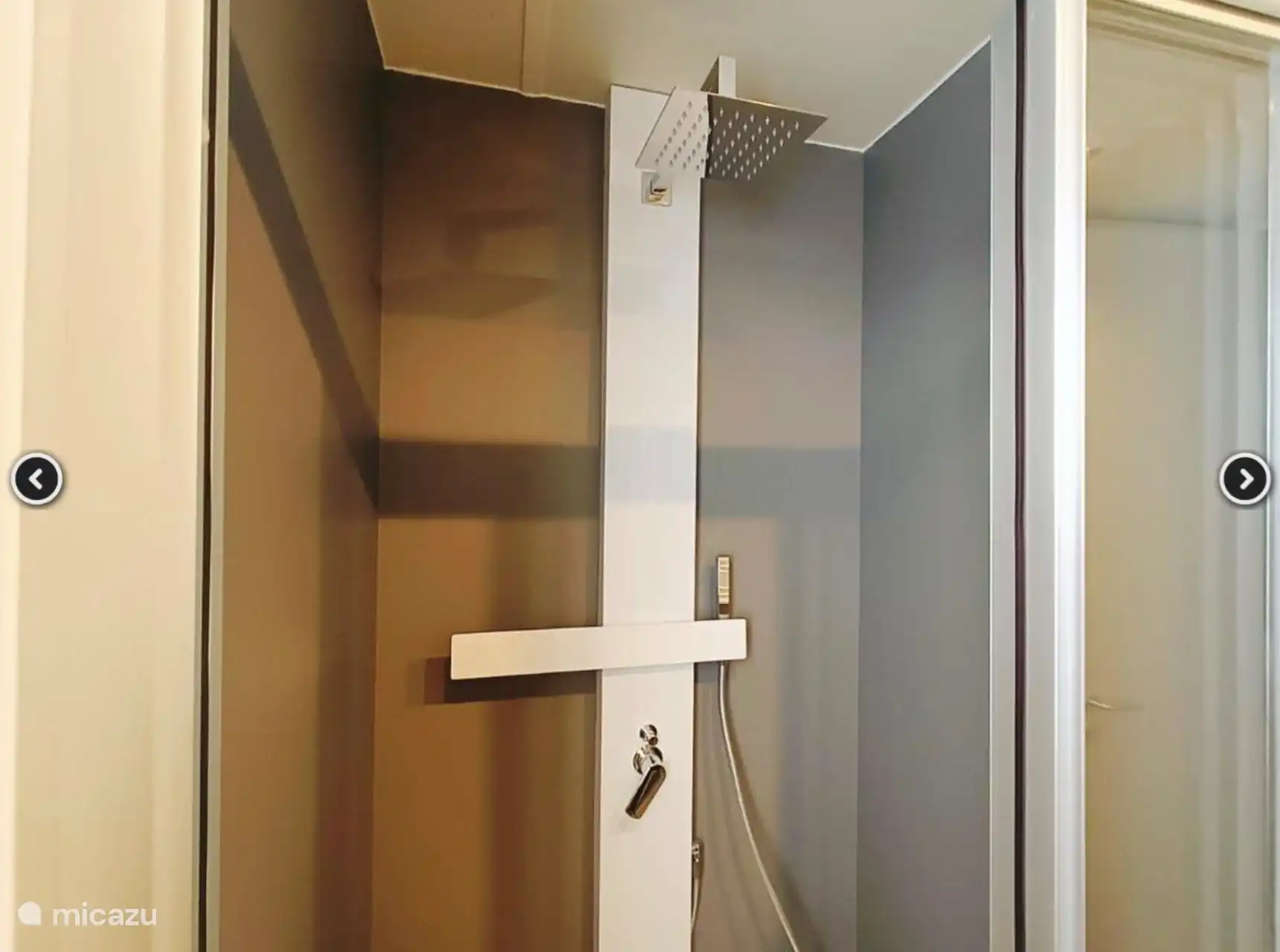 Douche à effet pluie avec également une pomme de douchette séparée