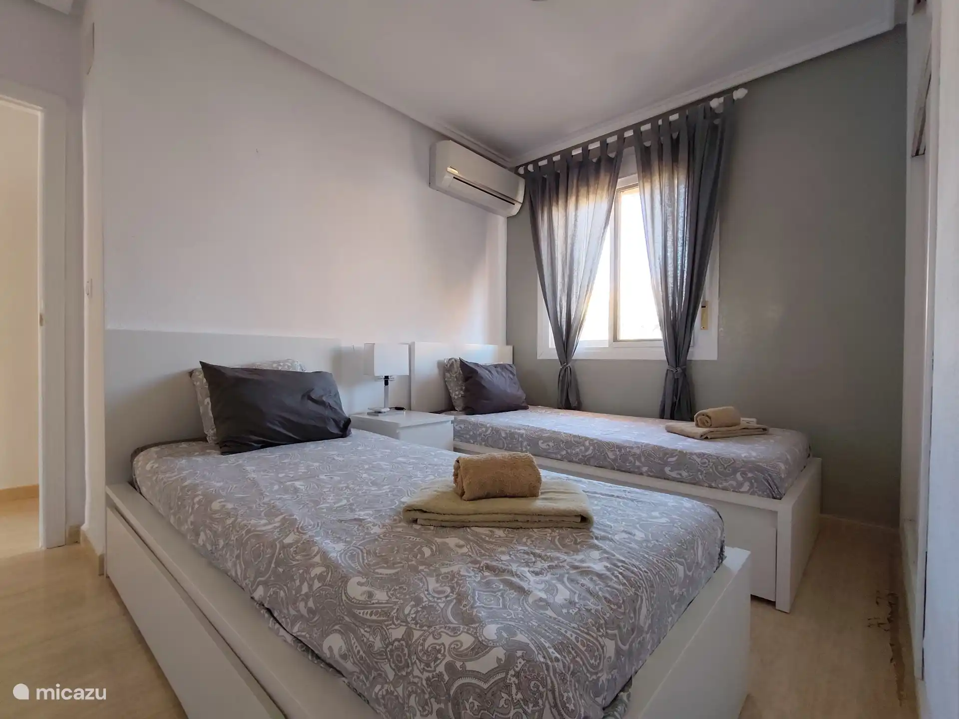 Schlafzimmer 2 mit Einbauschränken und einem großen Spiegel