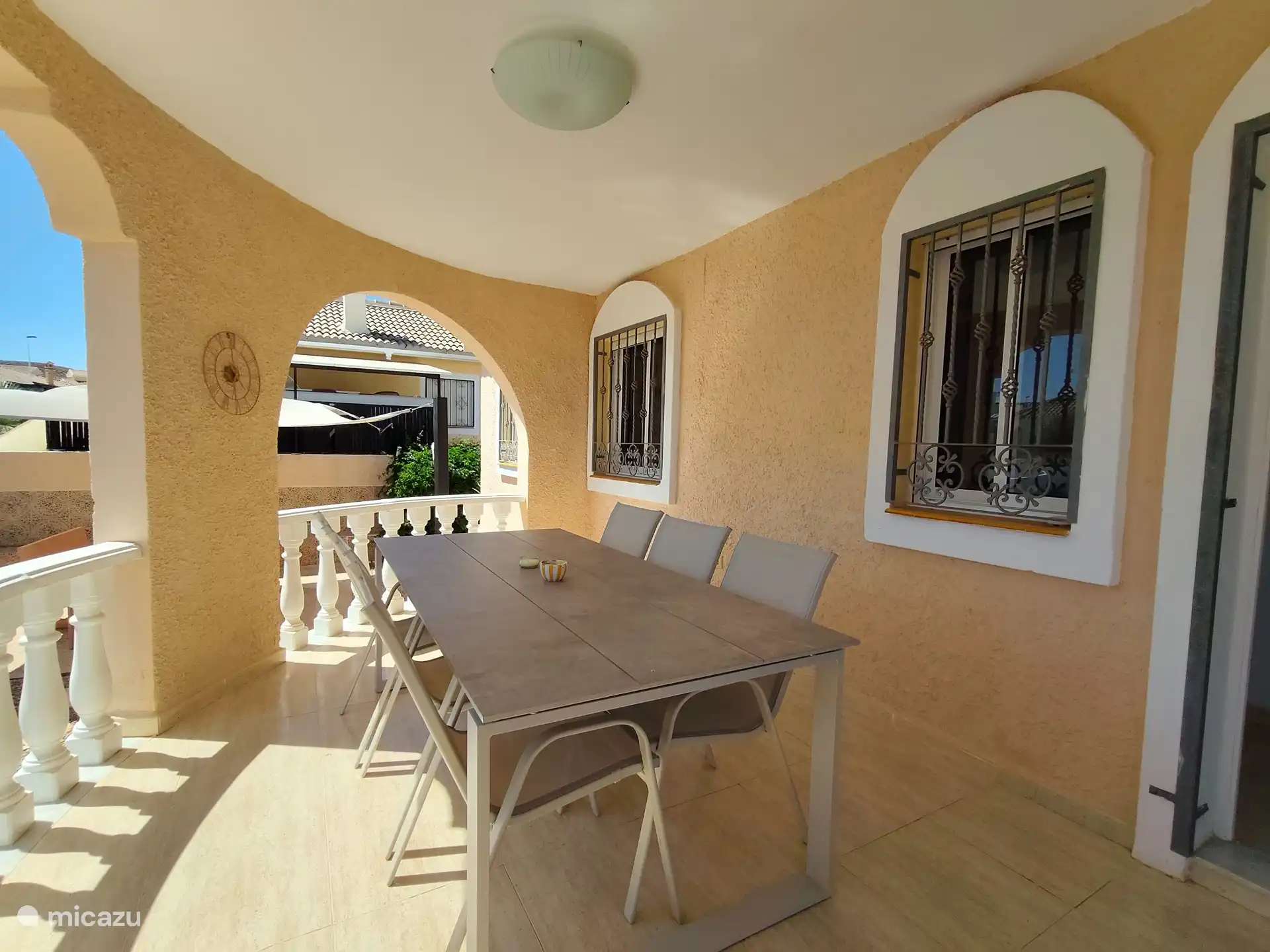 Essen im Schatten auf der Veranda
