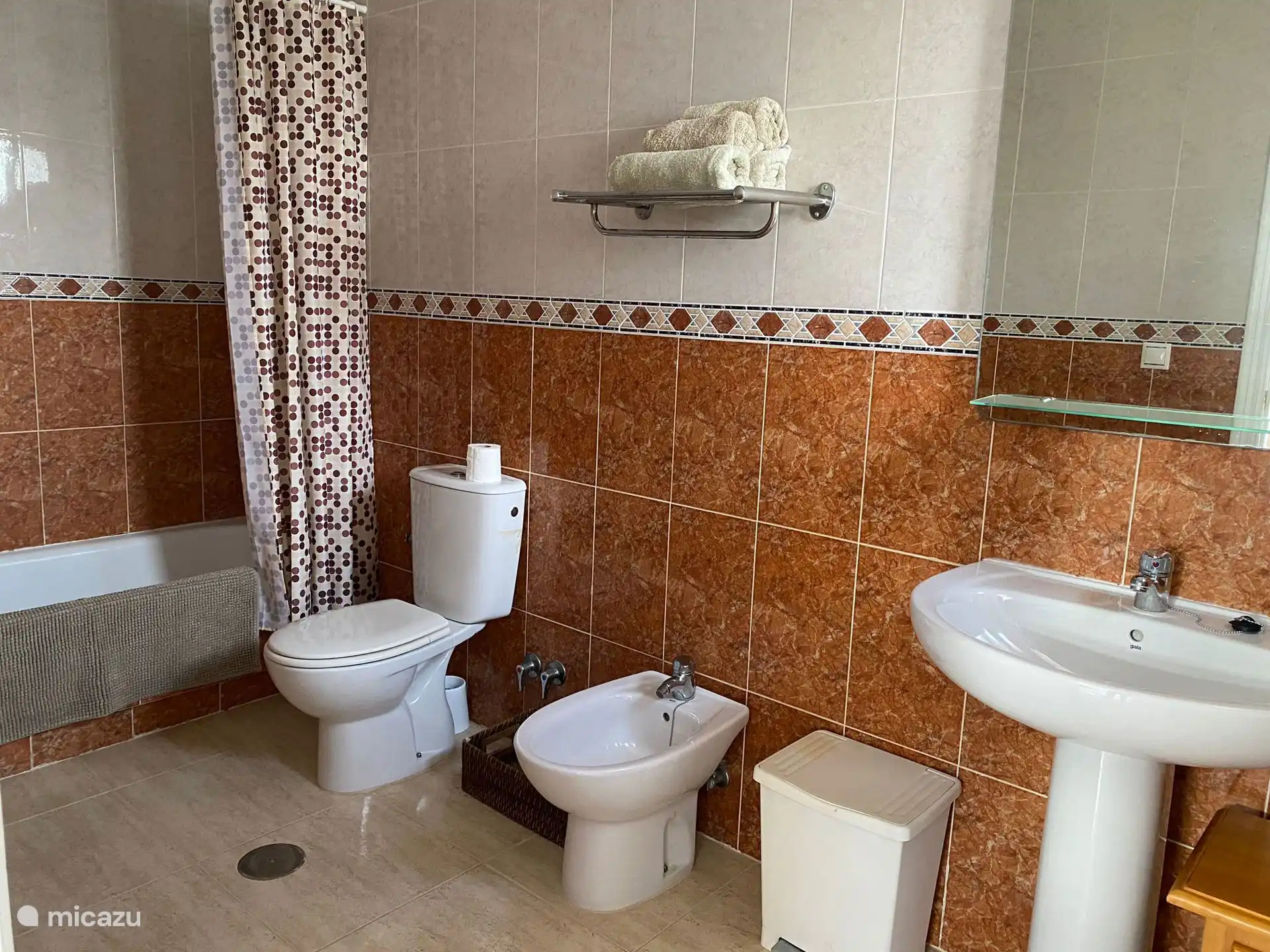 Das Badezimmer im Obergeschoss