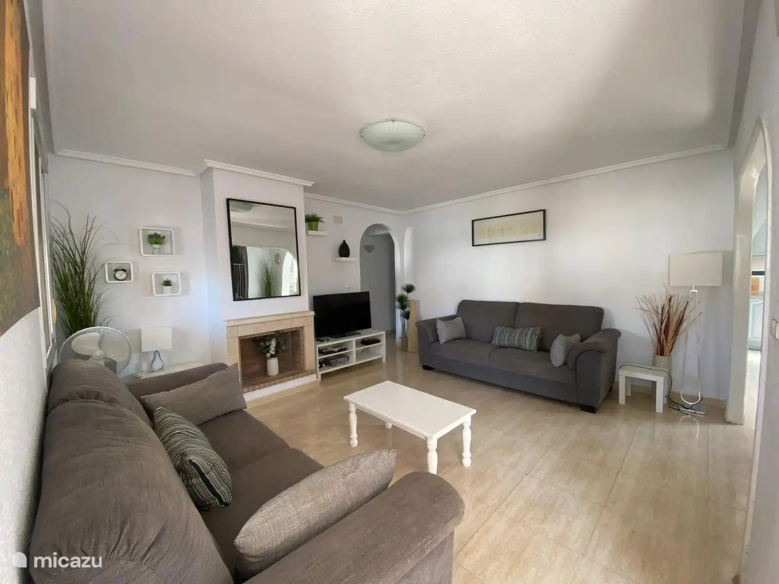 Das Wohnzimmer von der Haustür aus