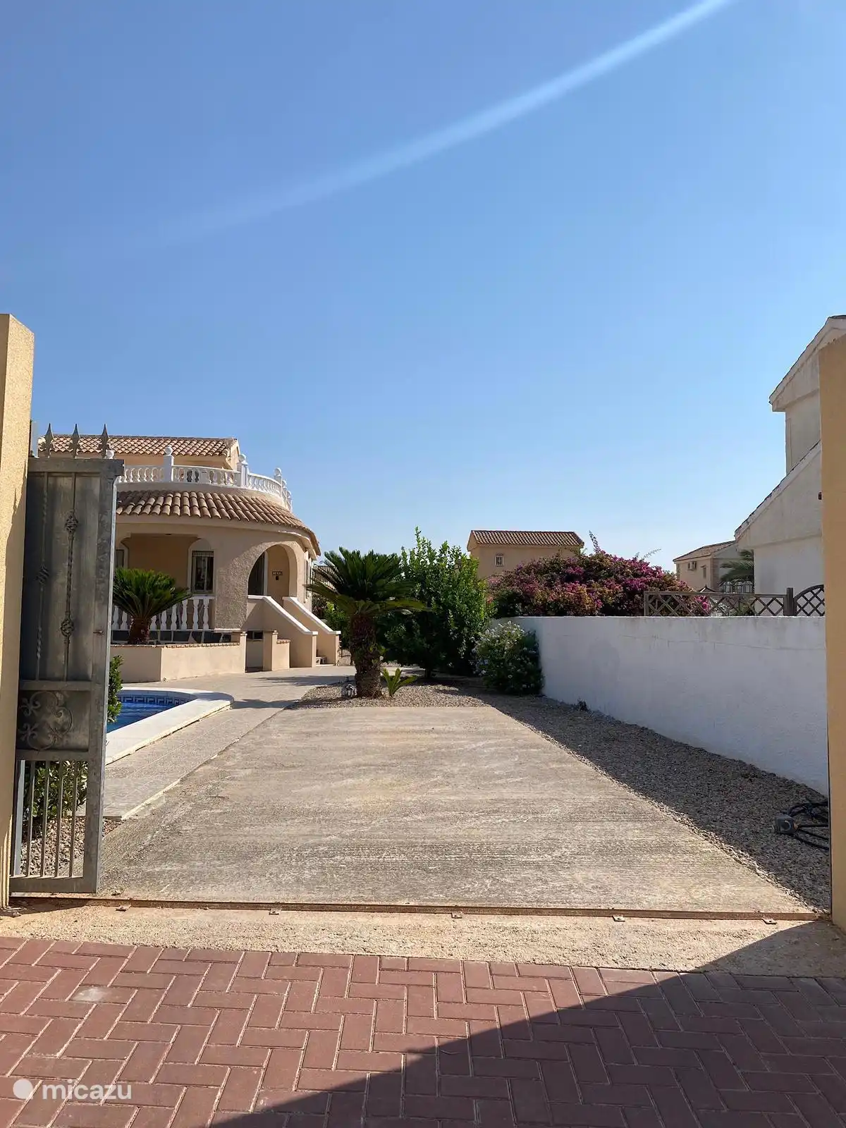 Der Parkplatz hinter dem Zaun