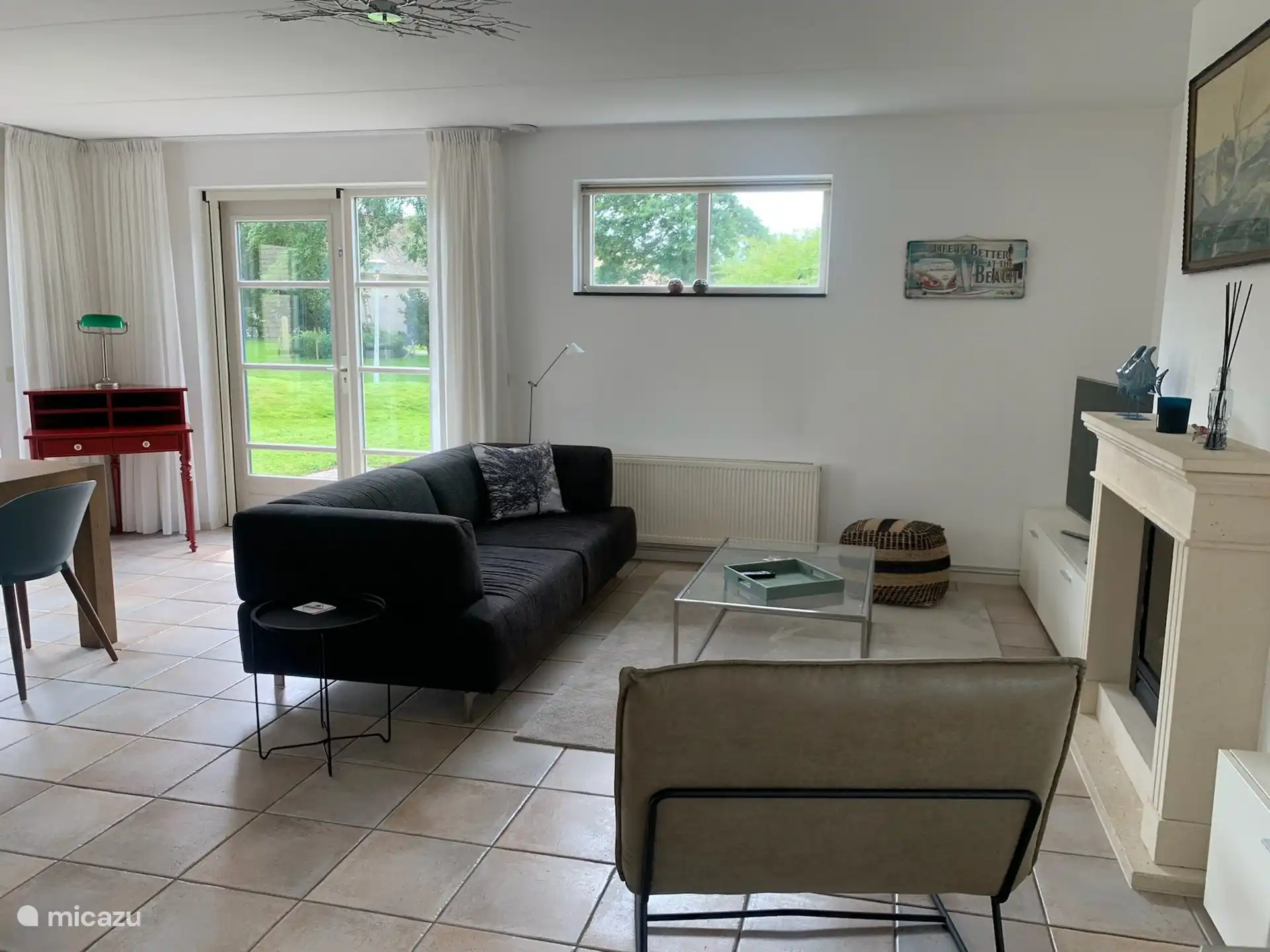 geräumiges Wohnzimmer