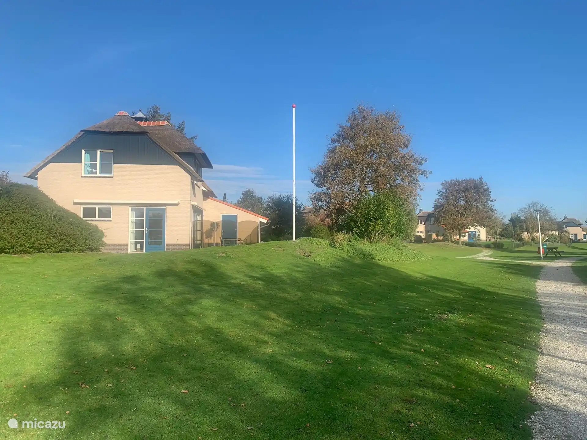 Nach Süden ausgerichtete Gartenseite mit Blick auf das IJsselmeer