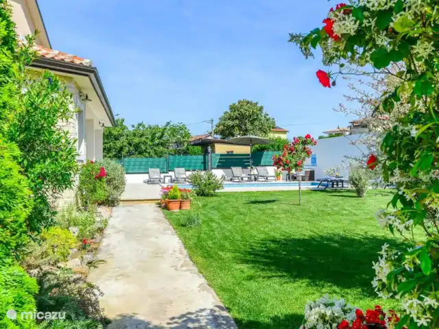 Villa SA-RA en Croacia, Istria, Brtonigla - villa Jardín y terraza
