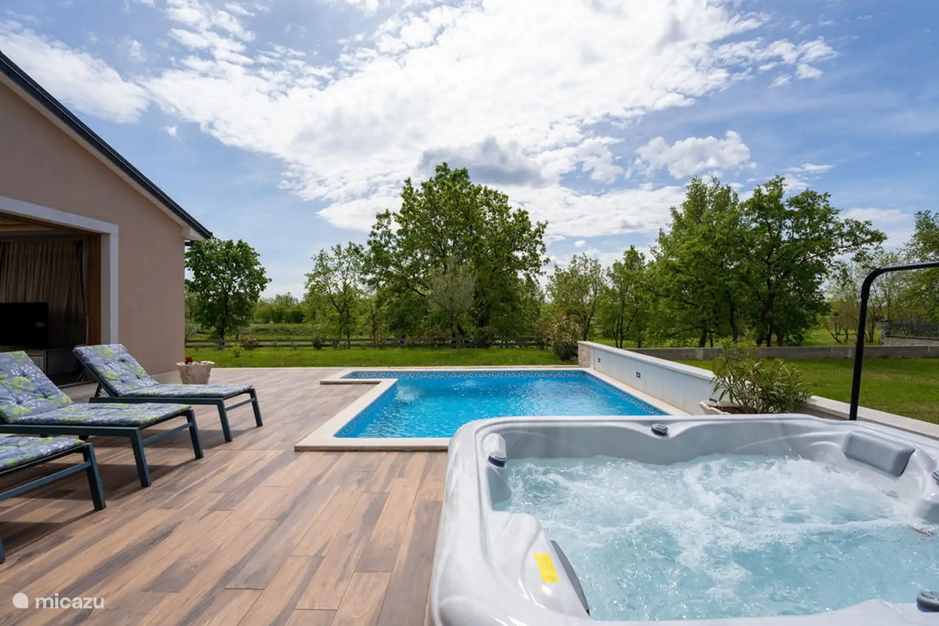 Terrasse + Swimmingpool