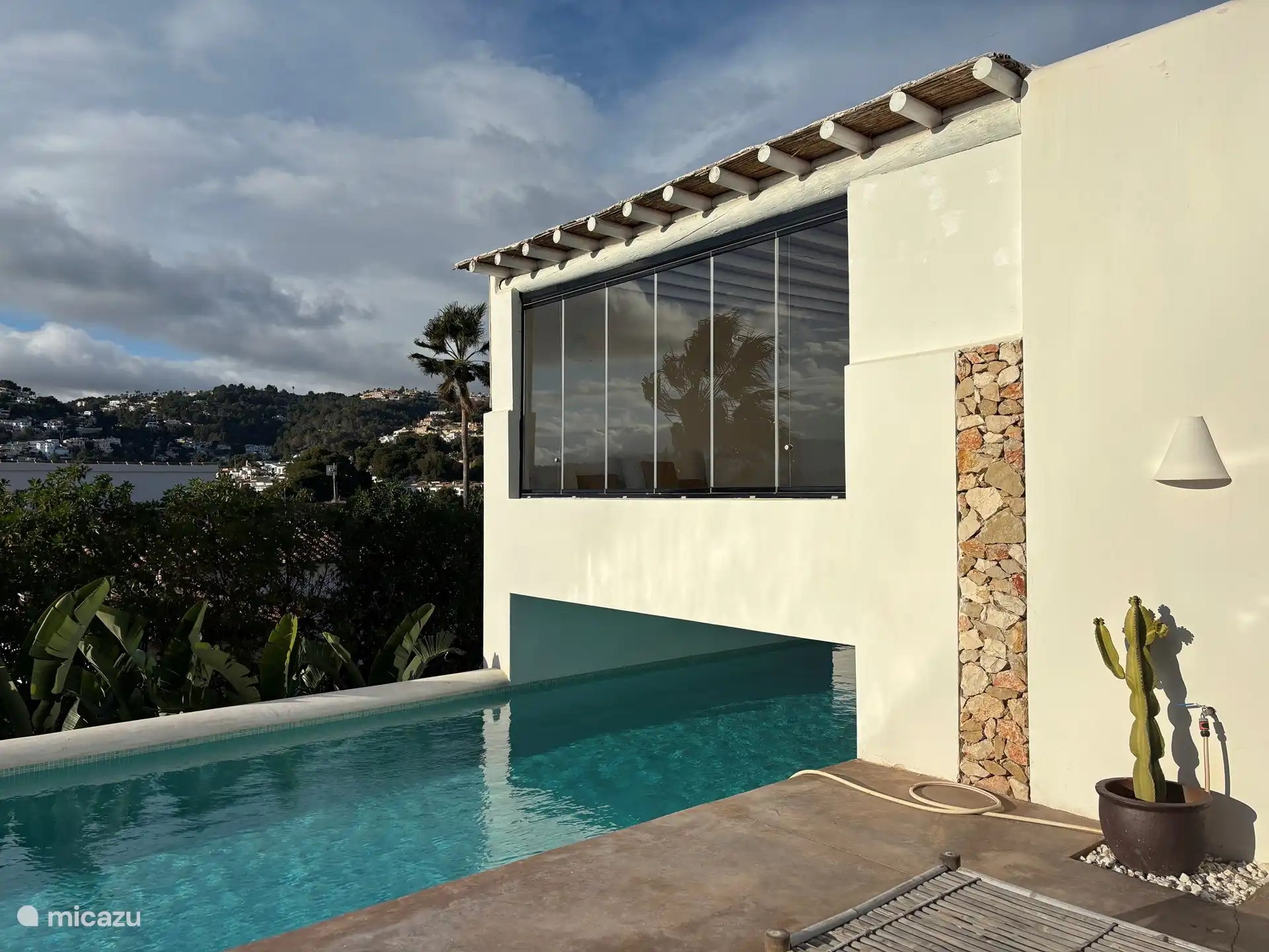 Das Schwimmbad verläuft unter dem Ponton