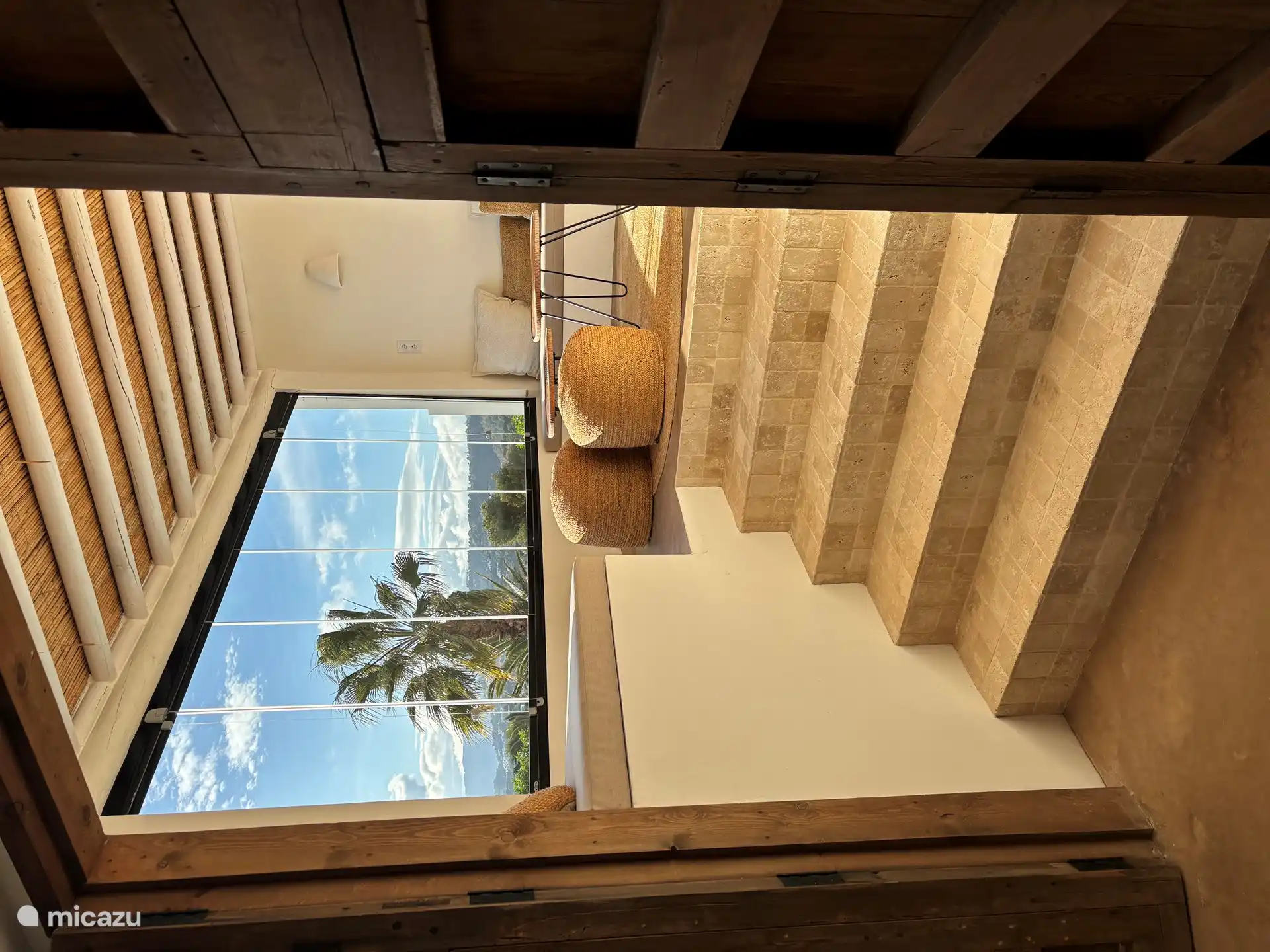 Ponton über dem Pool