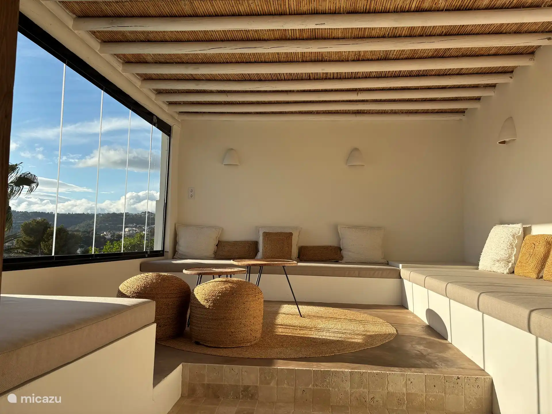 Sitzecke im Ponton über dem Pool