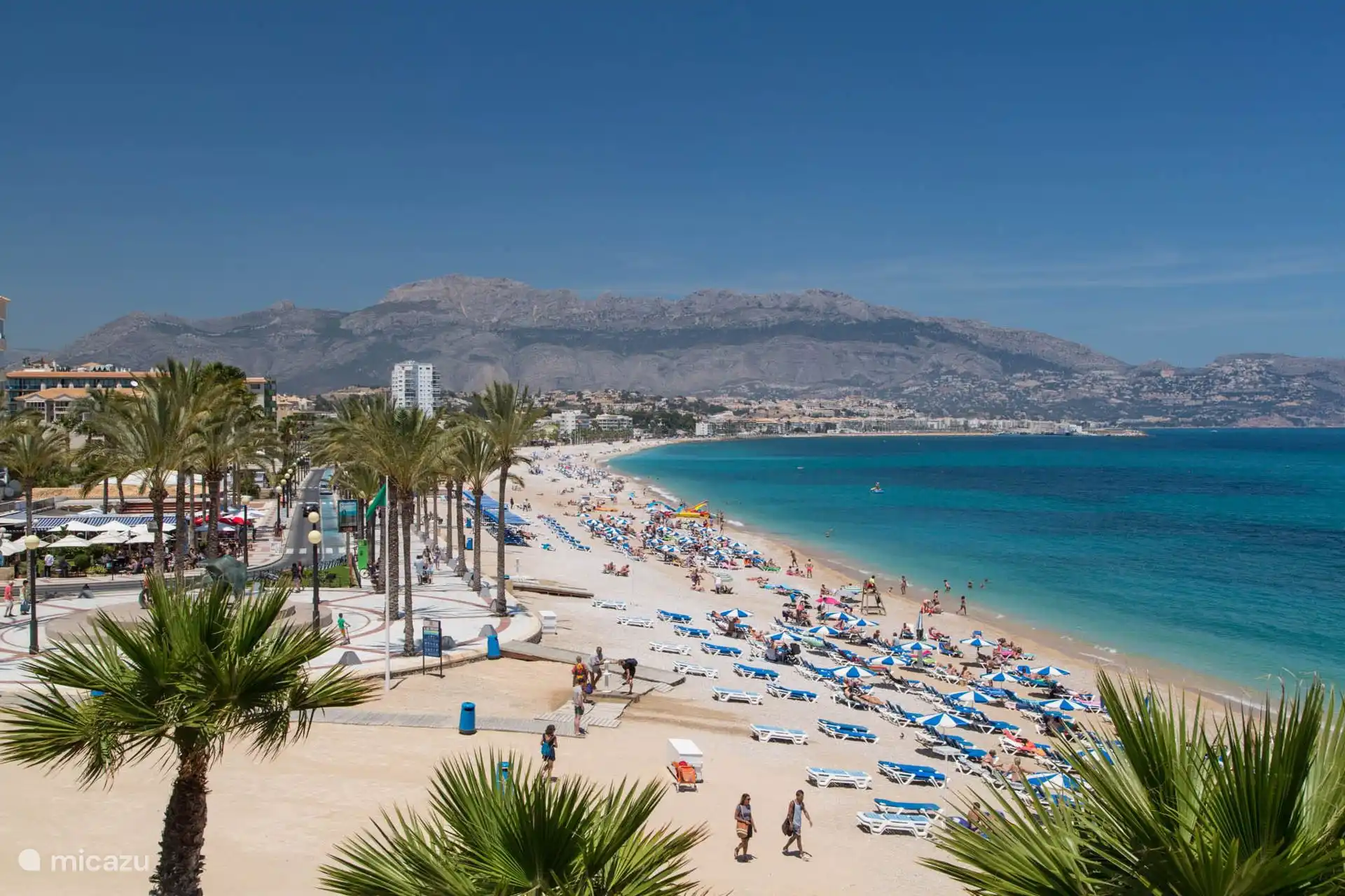 À seulement 500 mètres à pied, vous trouverez le charmant boulevard d’Albir avec sa plage, ses terrasses attrayantes, ses restaurants et une magnifique vue sur la mer Méditerranée.