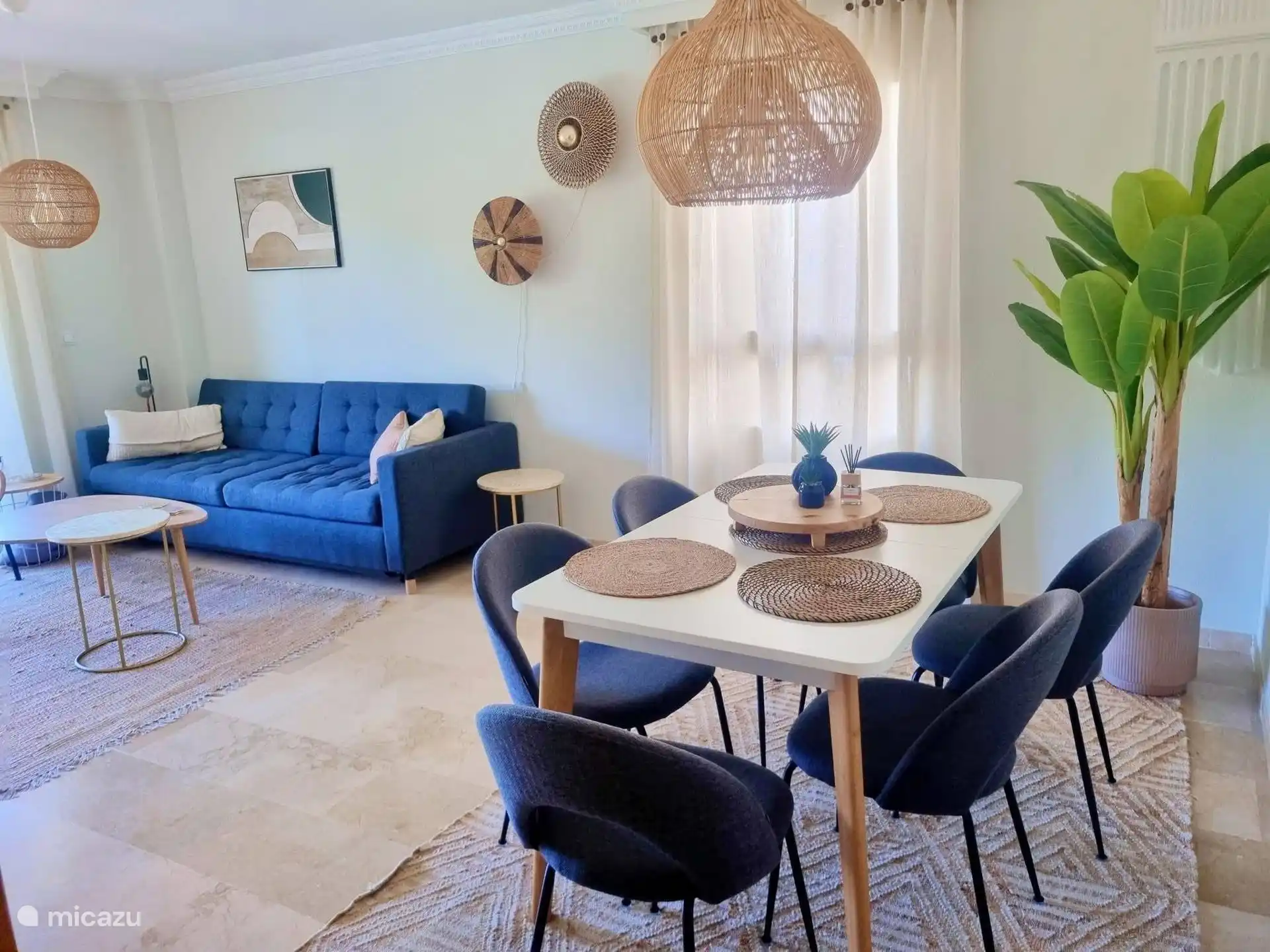 Salon/salle à manger. La table peut être étendue à 6 personnes.