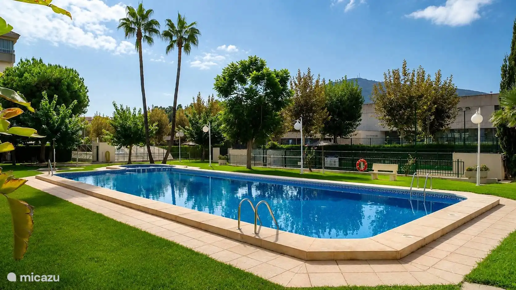 Grande piscine commune avec piscine séparée pour enfants. Escalier progressif accessible avec rampe disponible. De l’espace pour votre serviette ou votre transat et des parapluies fixes pour l’ombre.