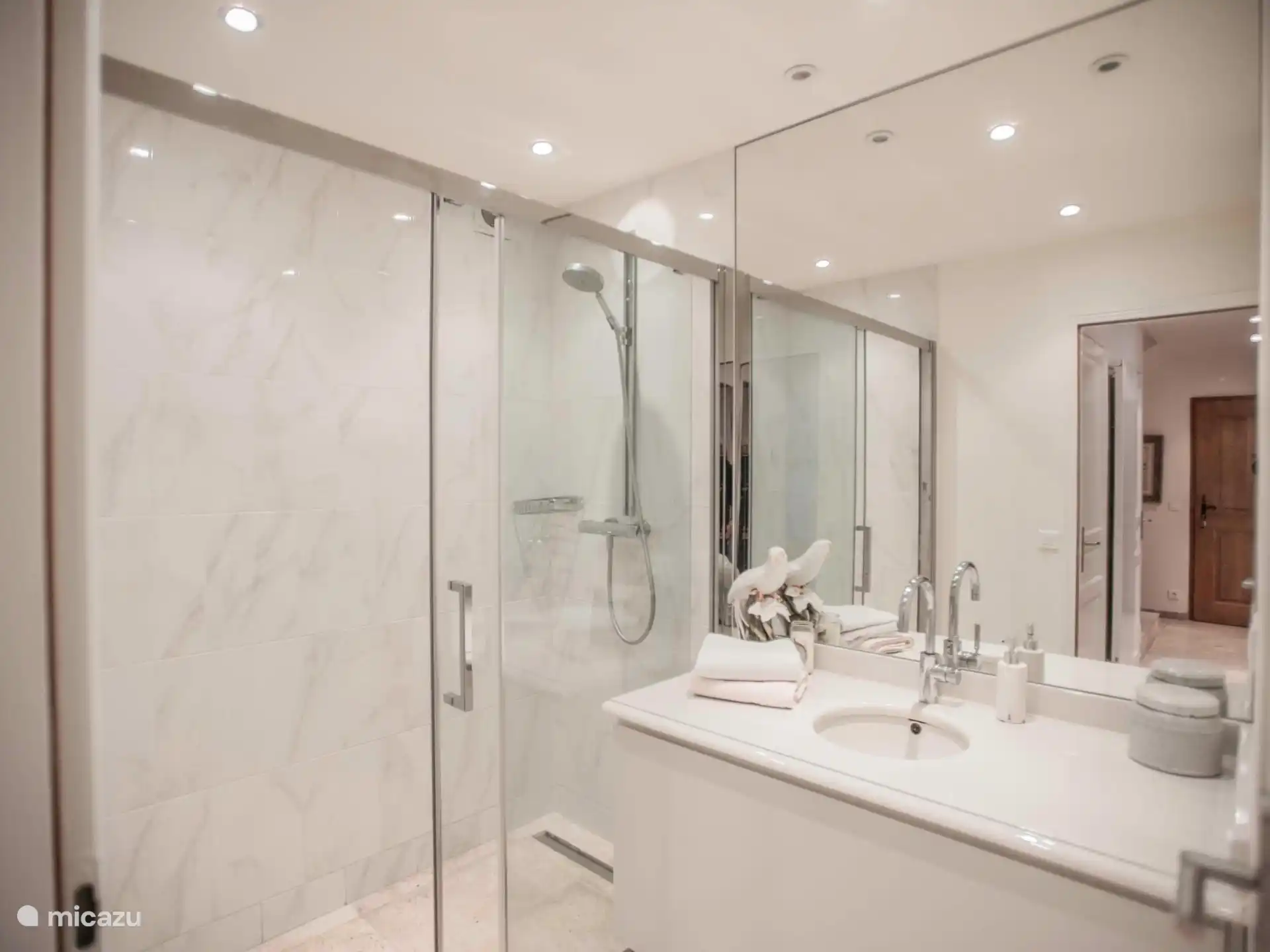 Ducha en la planta baja. Aseo separado