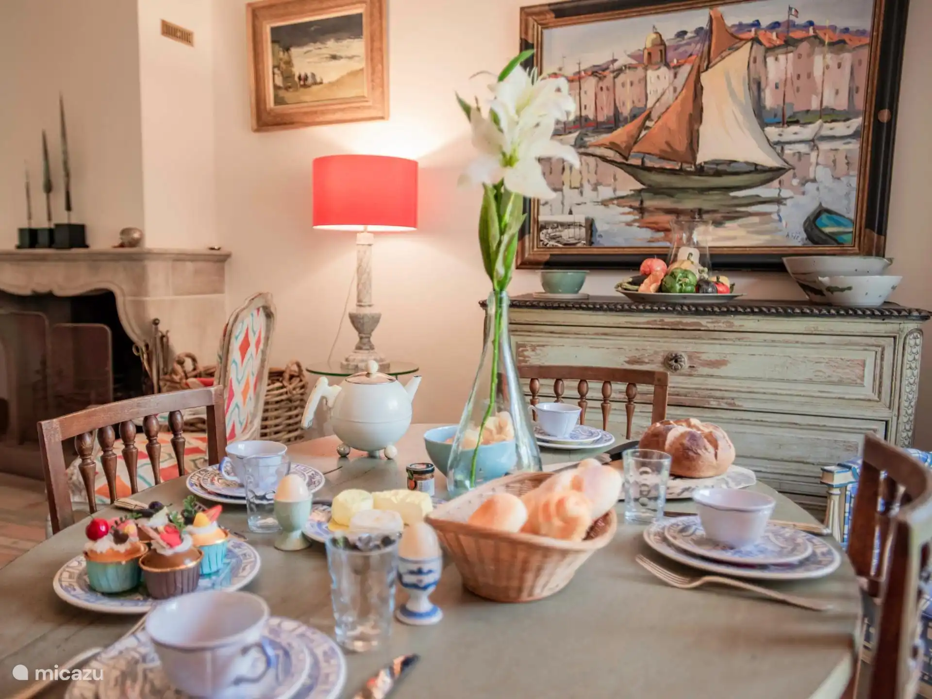 Mesa de comedor en el piso de arriba en el interior