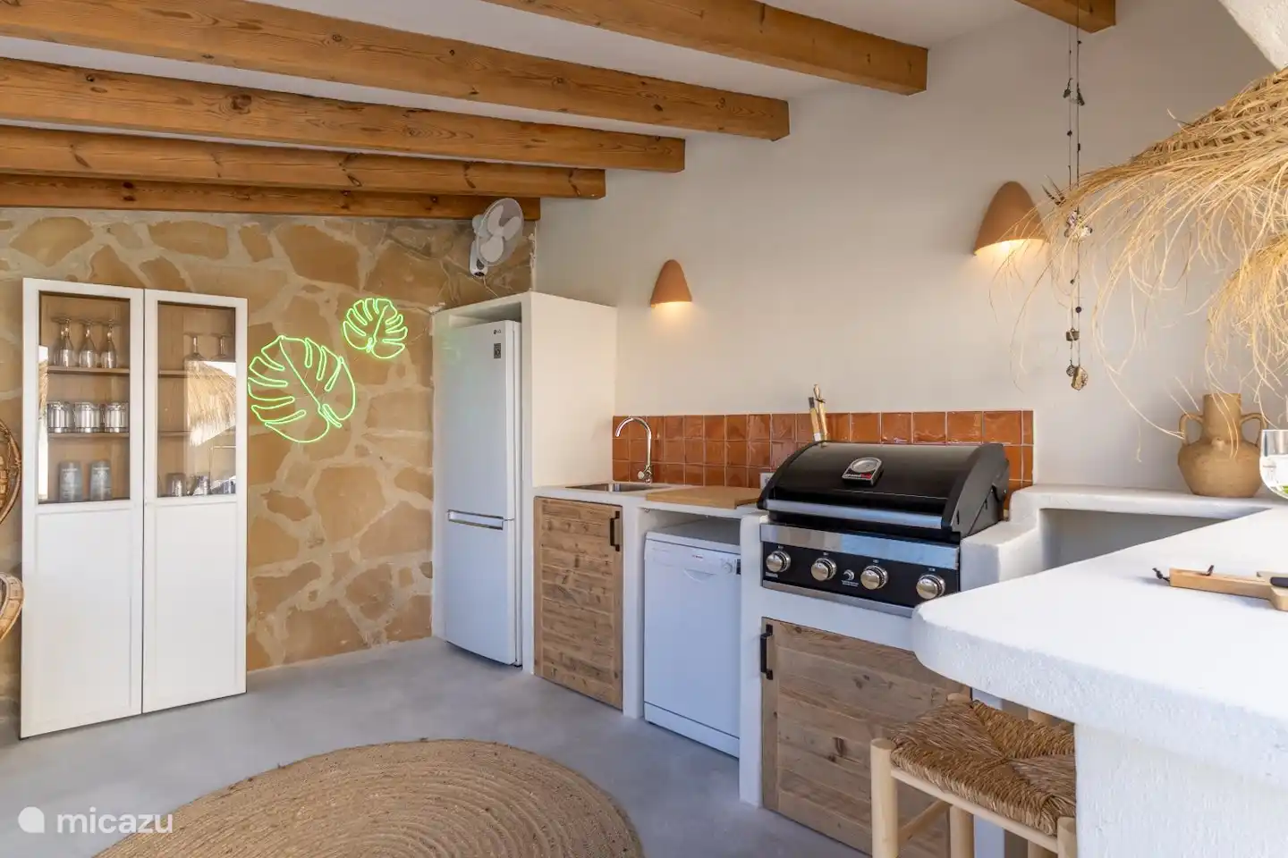 Outdoor kitchen with gas BBQ and dishwasher