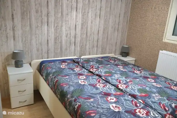 Das Schlafzimmer mit elektrisch verstellbarem Lattenrost und schönen Swiss-Sense-Matratzen. Die Fenster sind mit Moskitonetzen ausgestattet